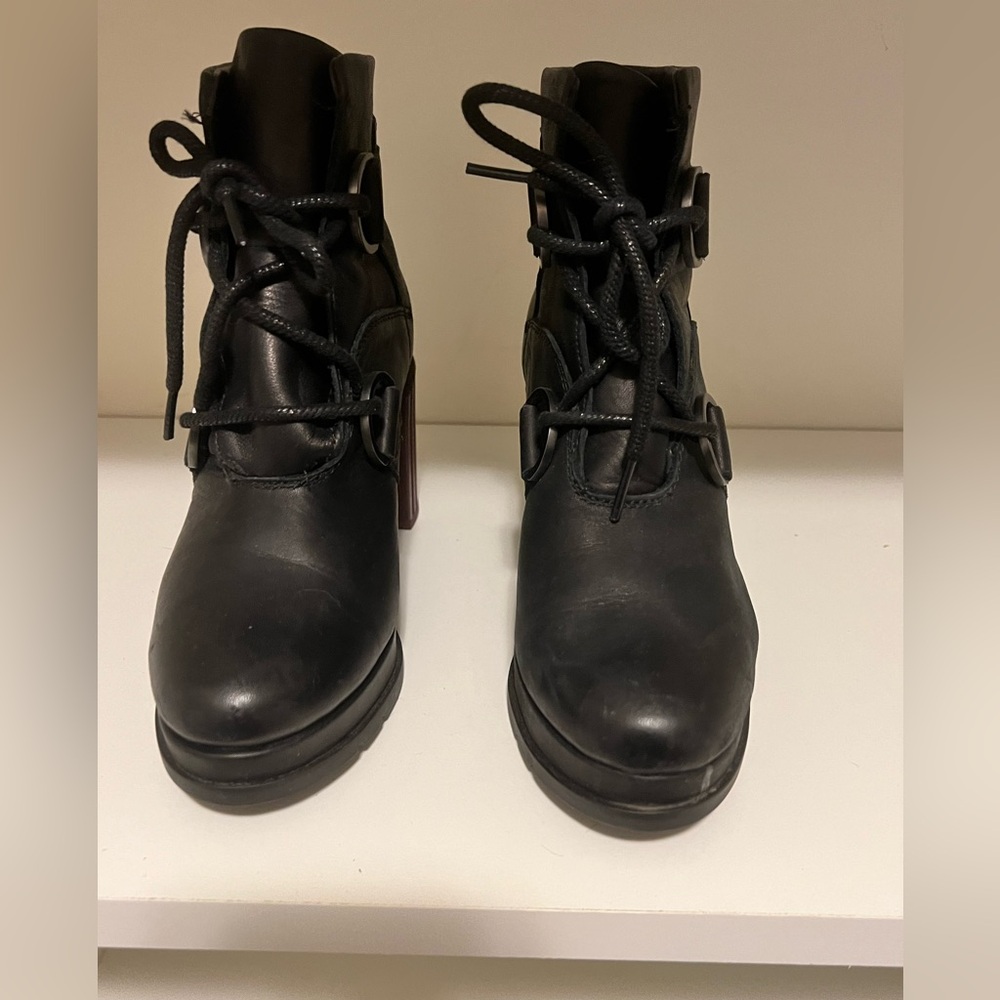 Black Sorel fashion boots